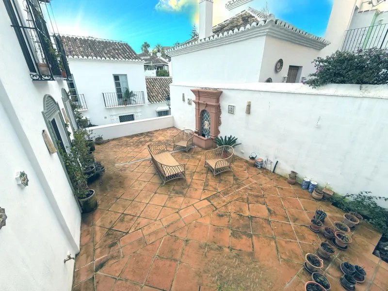 A divine property located in a prime location just off the famous Golden Mile, close to the Mosque and with Puente Romano at the end of the road within walking distance. You couldn't ask for a more convenient situation for a family home. Surrounded by gol