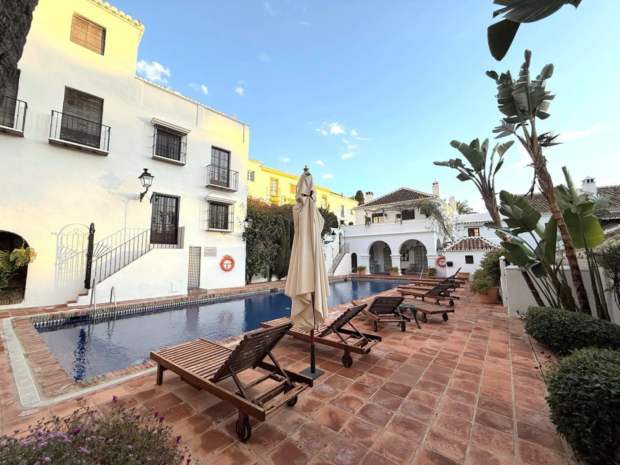 A divine property located in a prime location just off the famous Golden Mile, close to the Mosque and with Puente Romano at the end of the road within walking distance. You couldn't ask for a more convenient situation for a family home. Surrounded by gol