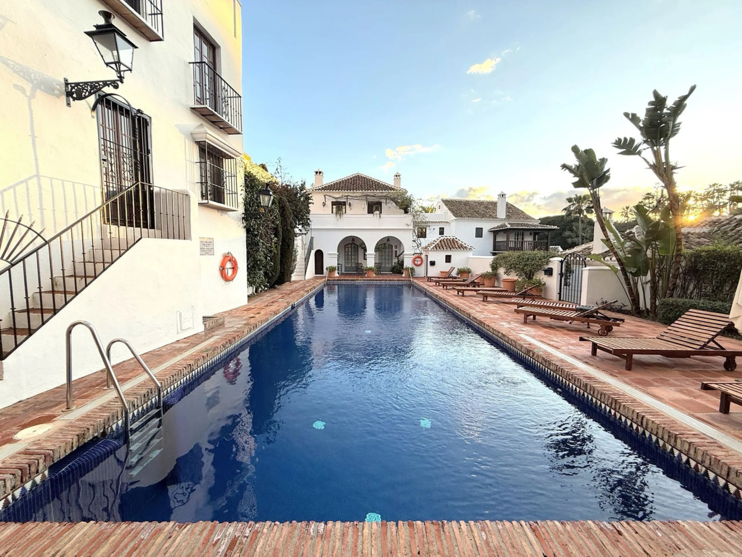 A divine property located in a prime location just off the famous Golden Mile, close to the Mosque and with Puente Romano at the end of the road within walking distance. You couldn't ask for a more convenient situation for a family home. Surrounded by gol