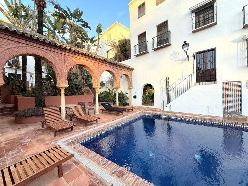 A divine property located in a prime location just off the famous Golden Mile, close to the Mosque and with Puente Romano at the end of the road within walking distance. You couldn't ask for a more convenient situation for a family home. Surrounded by gol