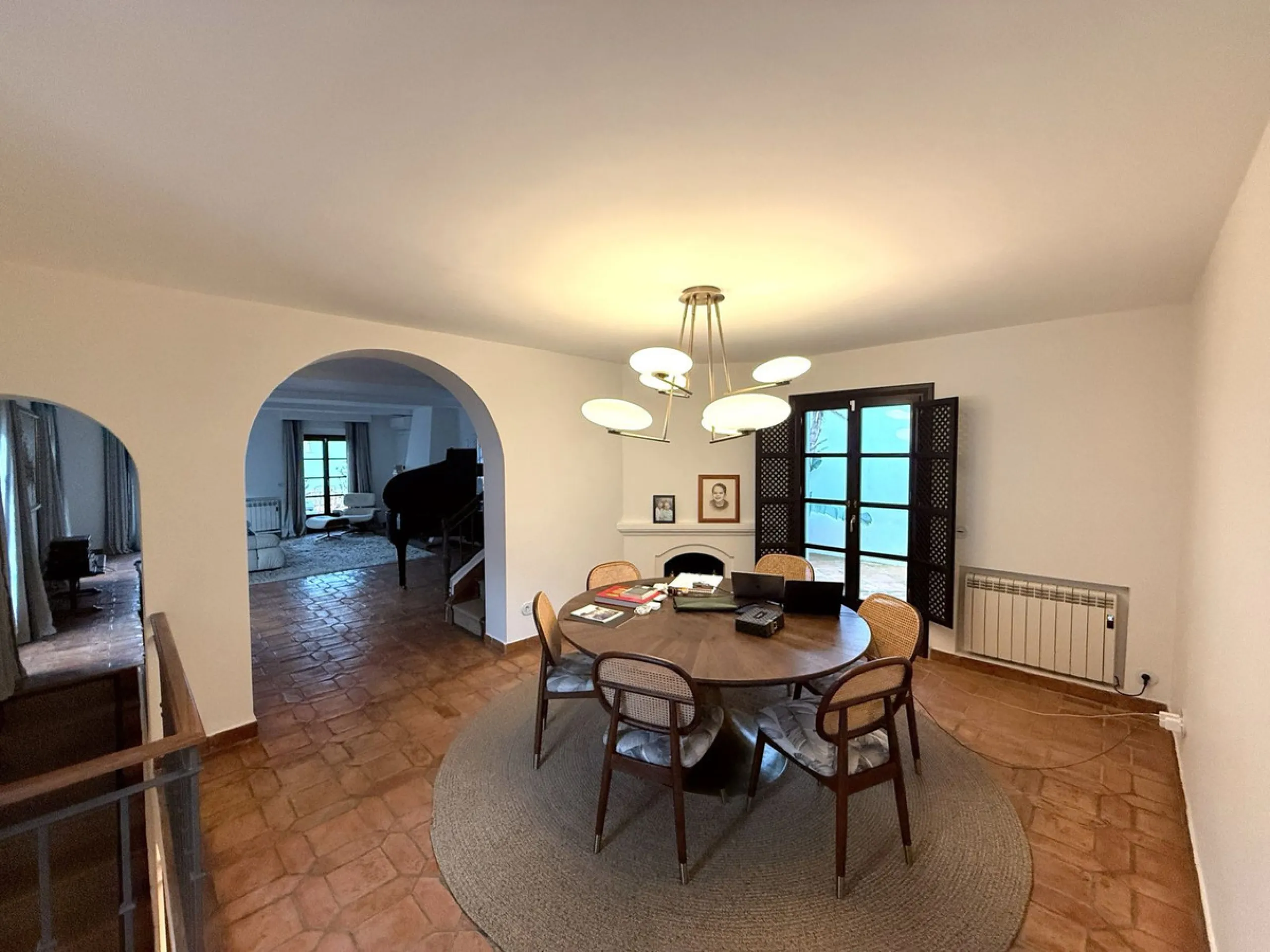 A divine property located in a prime location just off the famous Golden Mile, close to the Mosque and with Puente Romano at the end of the road within walking distance. You couldn't ask for a more convenient situation for a family home. Surrounded by gol