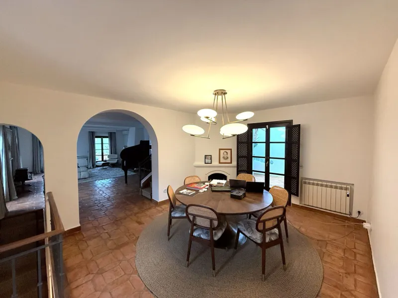 A divine property located in a prime location just off the famous Golden Mile, close to the Mosque and with Puente Romano at the end of the road within walking distance. You couldn't ask for a more convenient situation for a family home. Surrounded by gol