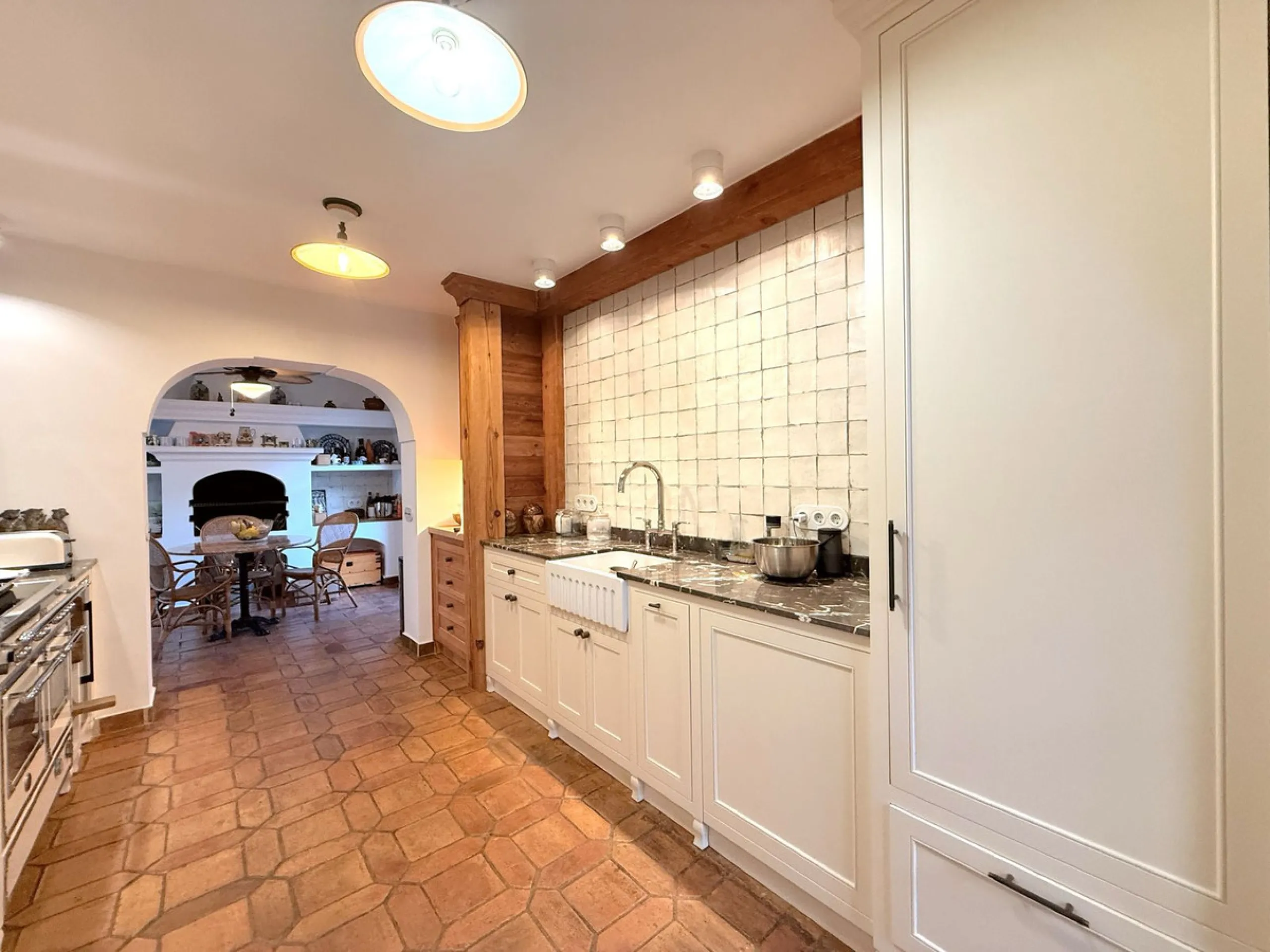 A divine property located in a prime location just off the famous Golden Mile, close to the Mosque and with Puente Romano at the end of the road within walking distance. You couldn't ask for a more convenient situation for a family home. Surrounded by gol