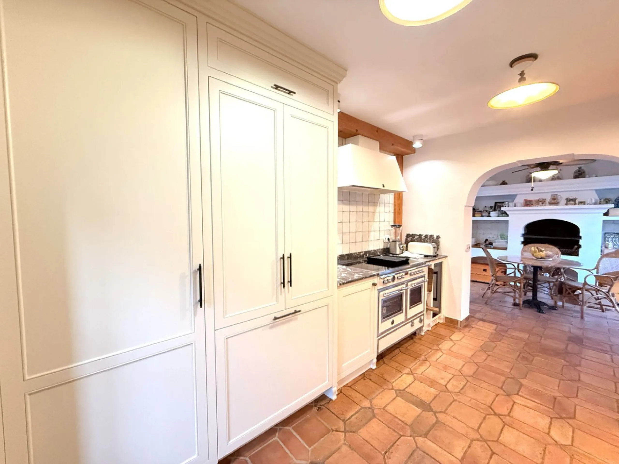 A divine property located in a prime location just off the famous Golden Mile, close to the Mosque and with Puente Romano at the end of the road within walking distance. You couldn't ask for a more convenient situation for a family home. Surrounded by gol
