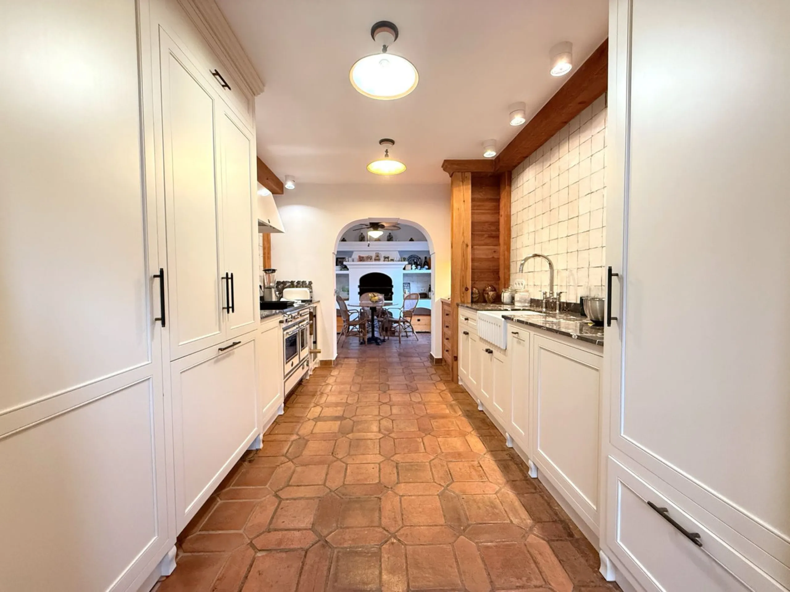 A divine property located in a prime location just off the famous Golden Mile, close to the Mosque and with Puente Romano at the end of the road within walking distance. You couldn't ask for a more convenient situation for a family home. Surrounded by gol