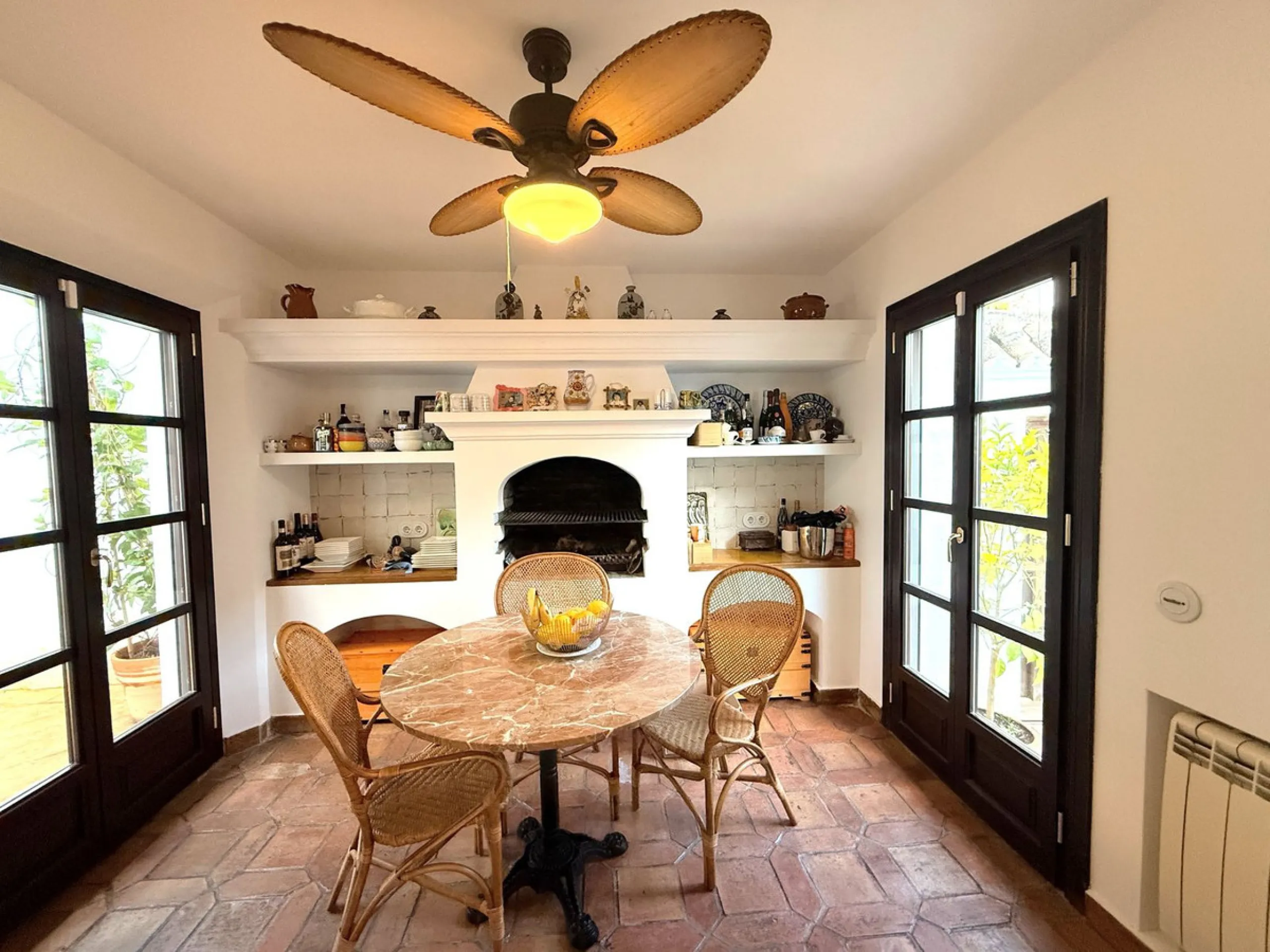 A divine property located in a prime location just off the famous Golden Mile, close to the Mosque and with Puente Romano at the end of the road within walking distance. You couldn't ask for a more convenient situation for a family home. Surrounded by gol