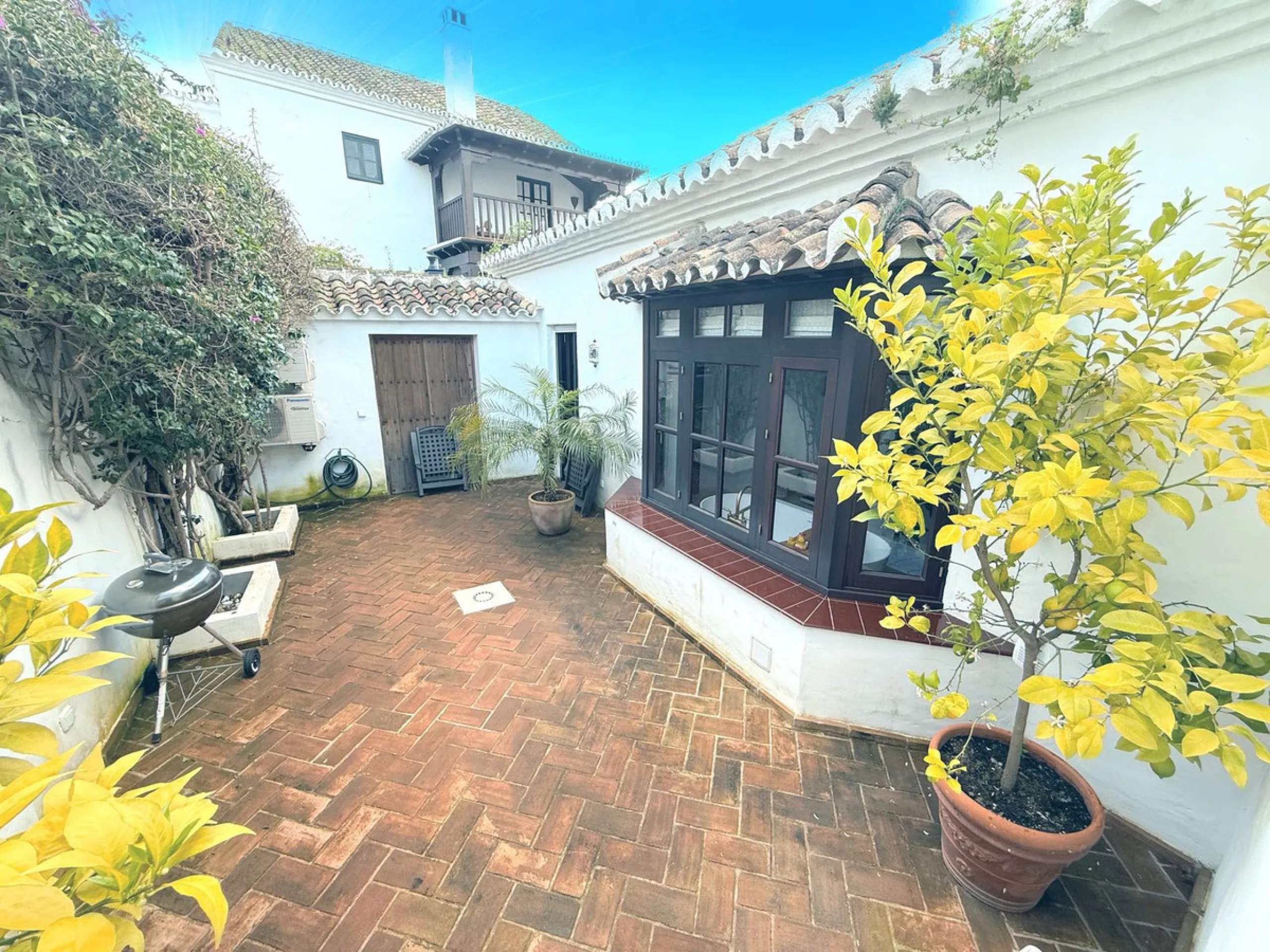 A divine property located in a prime location just off the famous Golden Mile, close to the Mosque and with Puente Romano at the end of the road within walking distance. You couldn't ask for a more convenient situation for a family home. Surrounded by gol