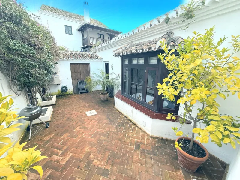 A divine property located in a prime location just off the famous Golden Mile, close to the Mosque and with Puente Romano at the end of the road within walking distance. You couldn't ask for a more convenient situation for a family home. Surrounded by gol