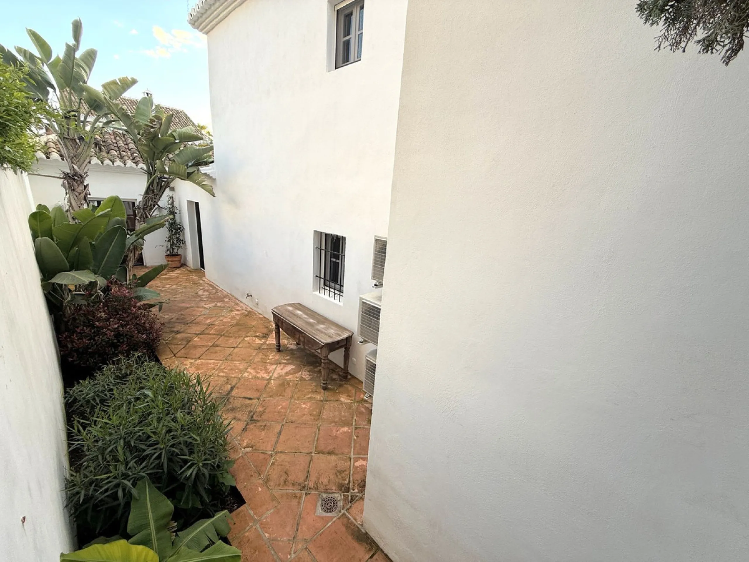A divine property located in a prime location just off the famous Golden Mile, close to the Mosque and with Puente Romano at the end of the road within walking distance. You couldn't ask for a more convenient situation for a family home. Surrounded by gol