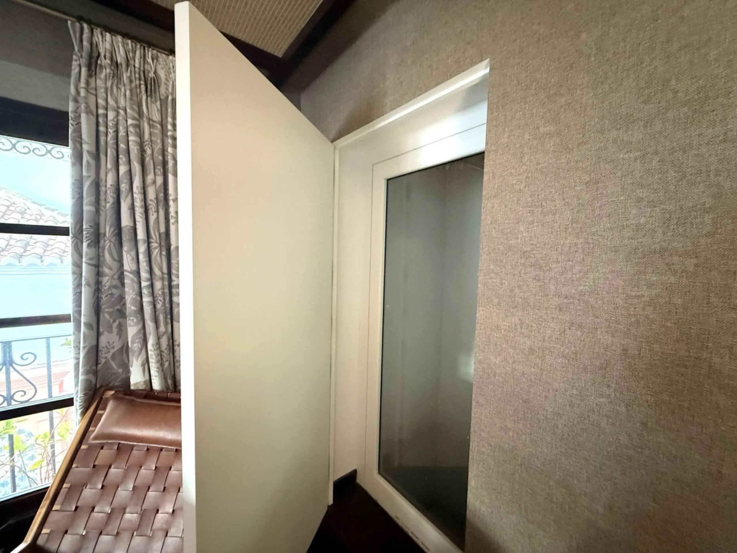 A divine property located in a prime location just off the famous Golden Mile, close to the Mosque and with Puente Romano at the end of the road within walking distance. You couldn't ask for a more convenient situation for a family home. Surrounded by gol