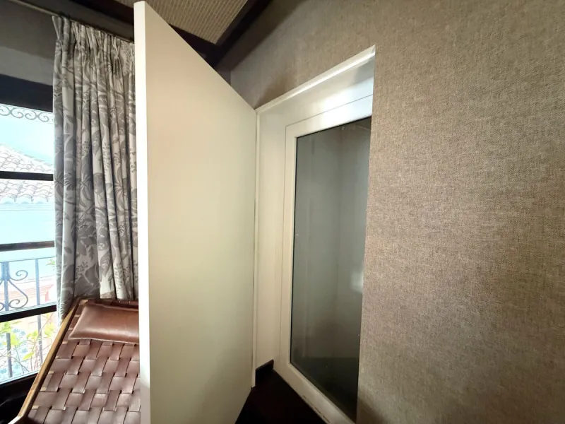A divine property located in a prime location just off the famous Golden Mile, close to the Mosque and with Puente Romano at the end of the road within walking distance. You couldn't ask for a more convenient situation for a family home. Surrounded by gol