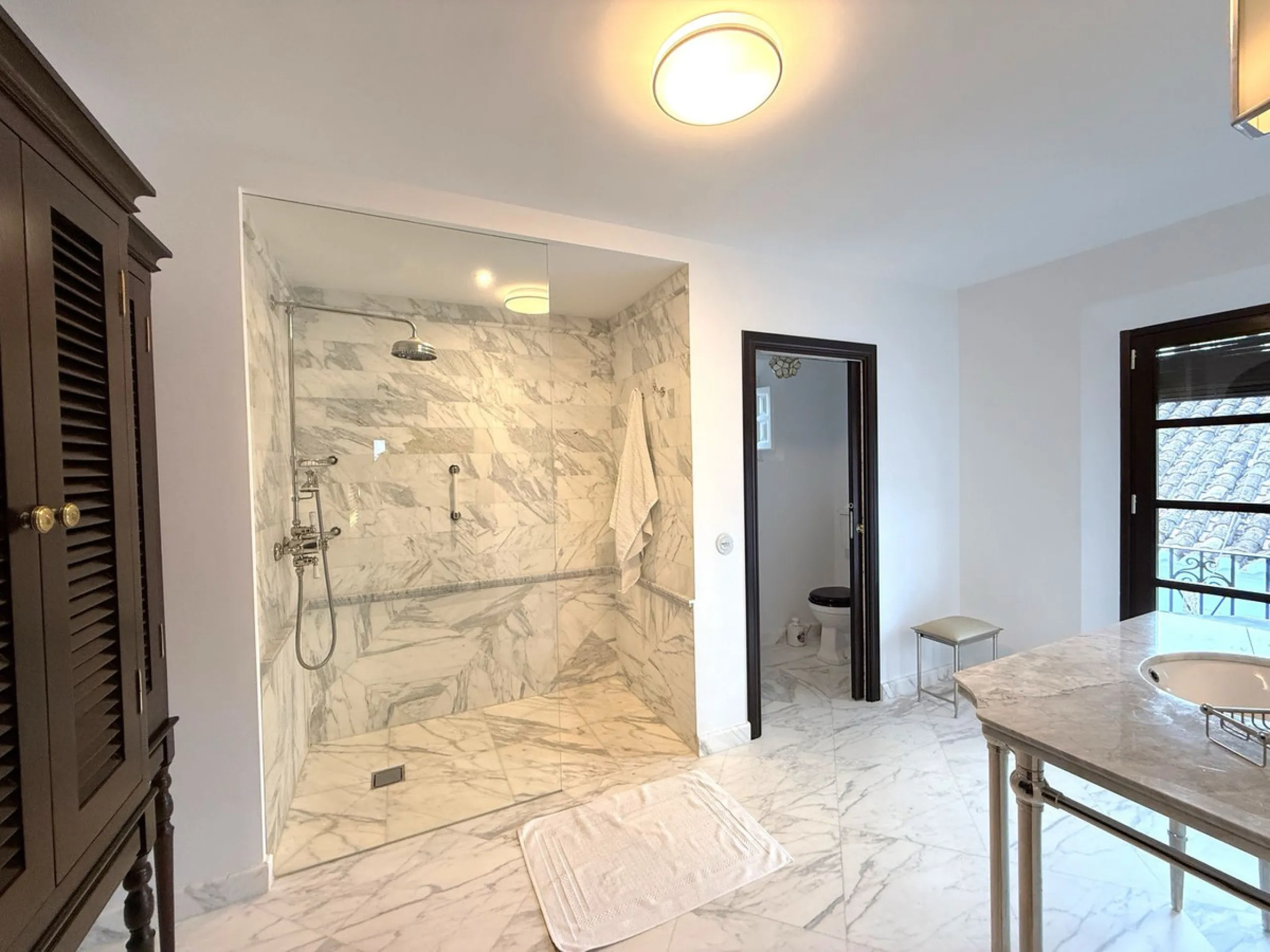 A divine property located in a prime location just off the famous Golden Mile, close to the Mosque and with Puente Romano at the end of the road within walking distance. You couldn't ask for a more convenient situation for a family home. Surrounded by gol