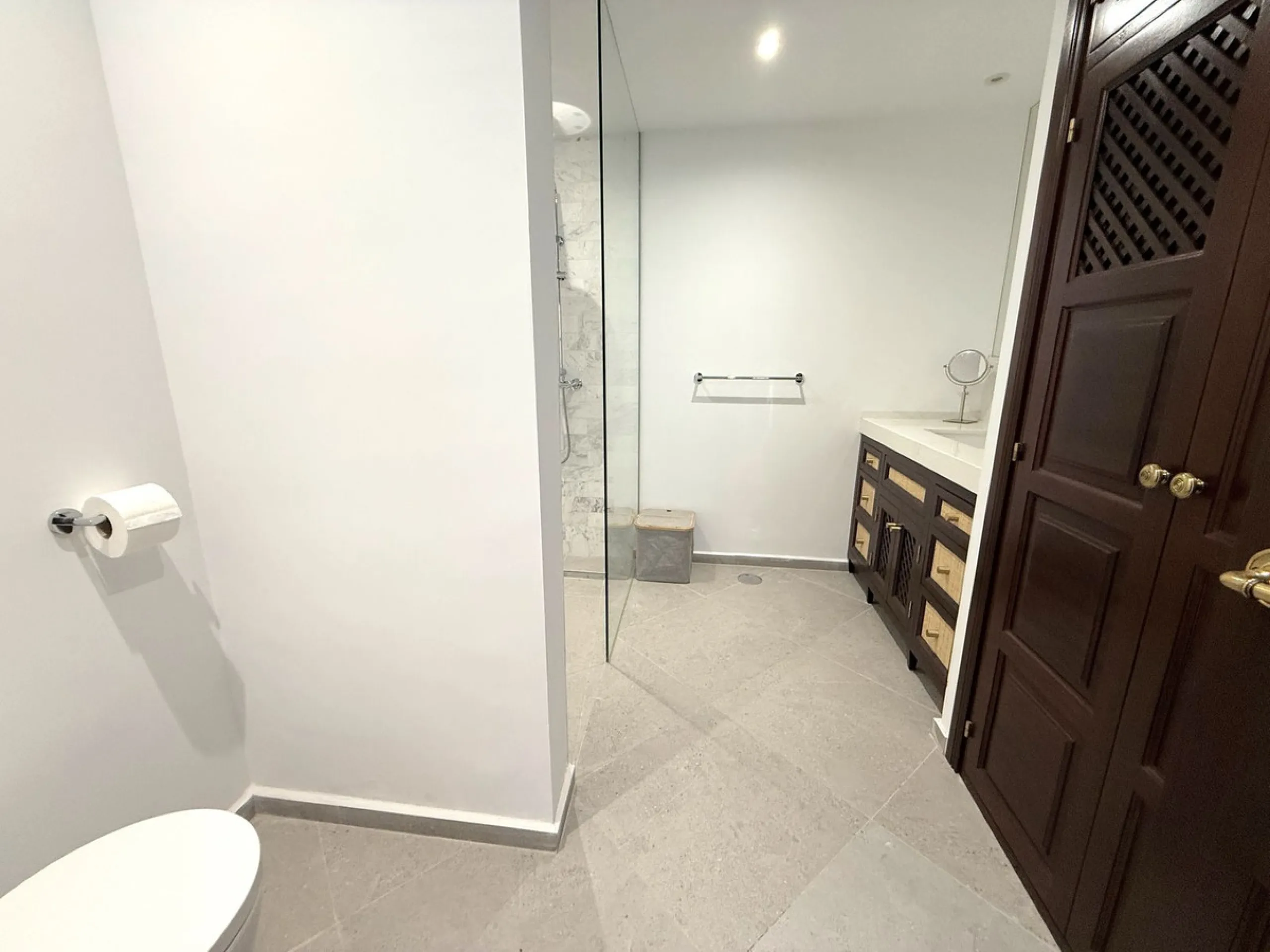 A divine property located in a prime location just off the famous Golden Mile, close to the Mosque and with Puente Romano at the end of the road within walking distance. You couldn't ask for a more convenient situation for a family home. Surrounded by gol