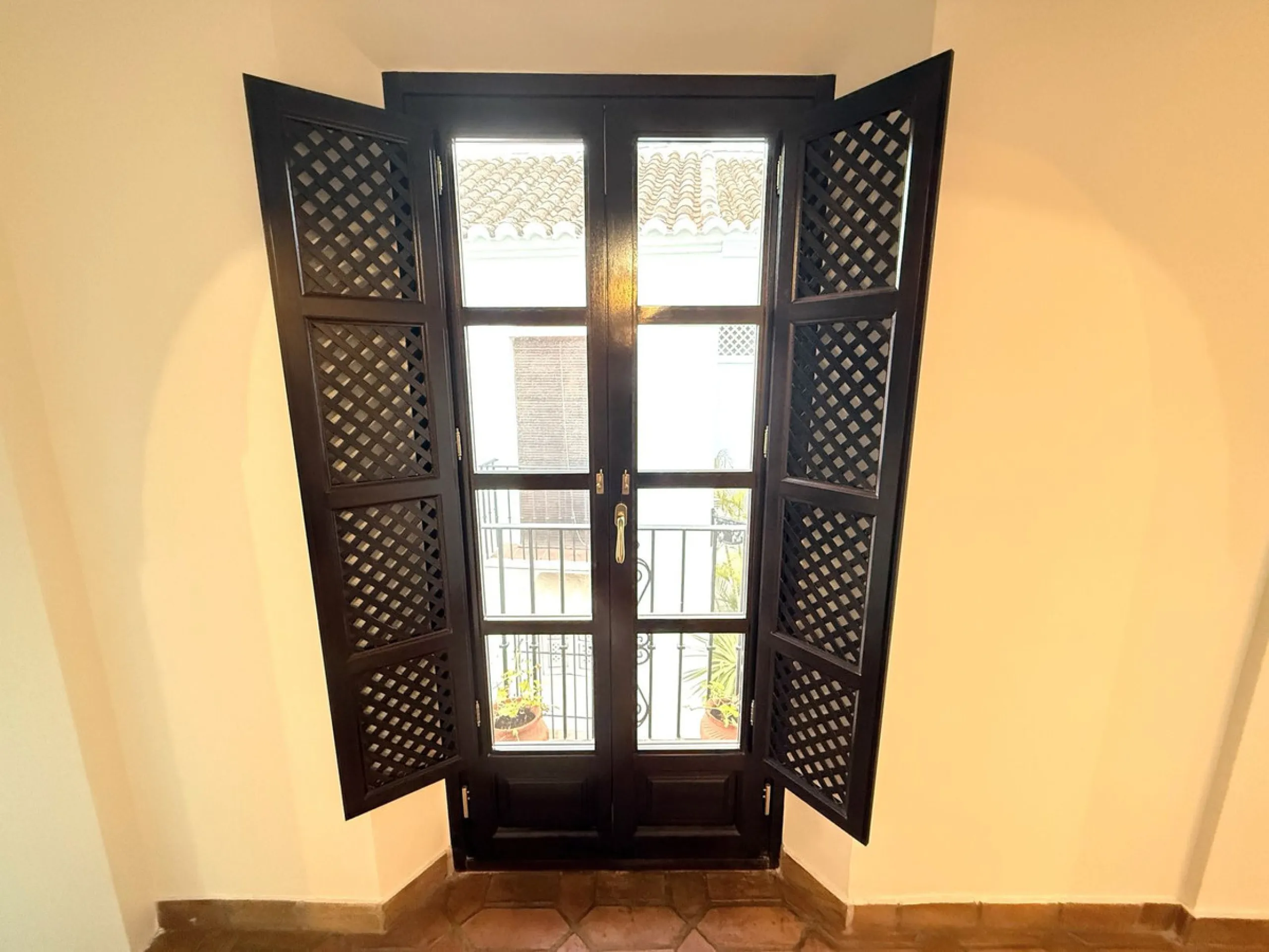 A divine property located in a prime location just off the famous Golden Mile, close to the Mosque and with Puente Romano at the end of the road within walking distance. You couldn't ask for a more convenient situation for a family home. Surrounded by gol