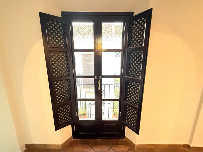 A divine property located in a prime location just off the famous Golden Mile, close to the Mosque and with Puente Romano at the end of the road within walking distance. You couldn't ask for a more convenient situation for a family home. Surrounded by gol