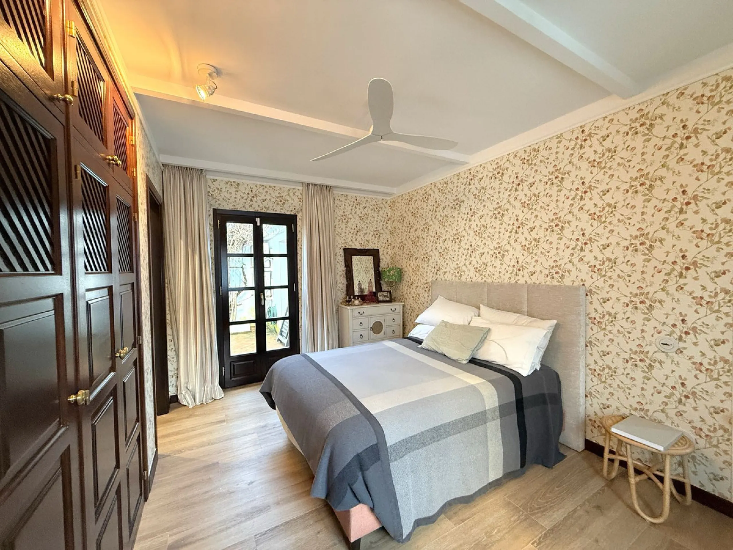 A divine property located in a prime location just off the famous Golden Mile, close to the Mosque and with Puente Romano at the end of the road within walking distance. You couldn't ask for a more convenient situation for a family home. Surrounded by gol