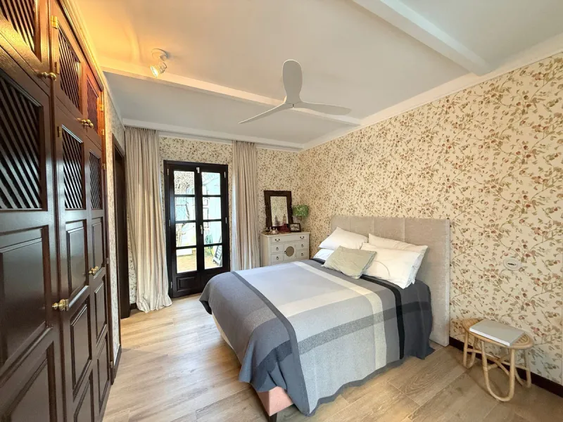 A divine property located in a prime location just off the famous Golden Mile, close to the Mosque and with Puente Romano at the end of the road within walking distance. You couldn't ask for a more convenient situation for a family home. Surrounded by gol
