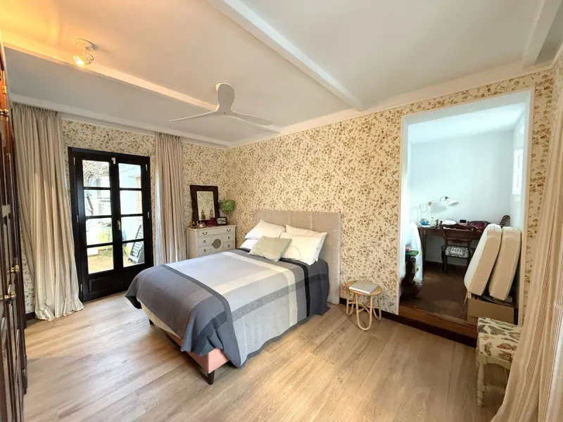 A divine property located in a prime location just off the famous Golden Mile, close to the Mosque and with Puente Romano at the end of the road within walking distance. You couldn't ask for a more convenient situation for a family home. Surrounded by gol