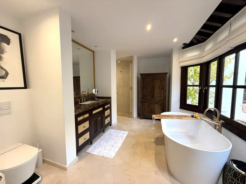 A divine property located in a prime location just off the famous Golden Mile, close to the Mosque and with Puente Romano at the end of the road within walking distance. You couldn't ask for a more convenient situation for a family home. Surrounded by gol