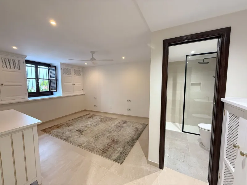 A divine property located in a prime location just off the famous Golden Mile, close to the Mosque and with Puente Romano at the end of the road within walking distance. You couldn't ask for a more convenient situation for a family home. Surrounded by gol
