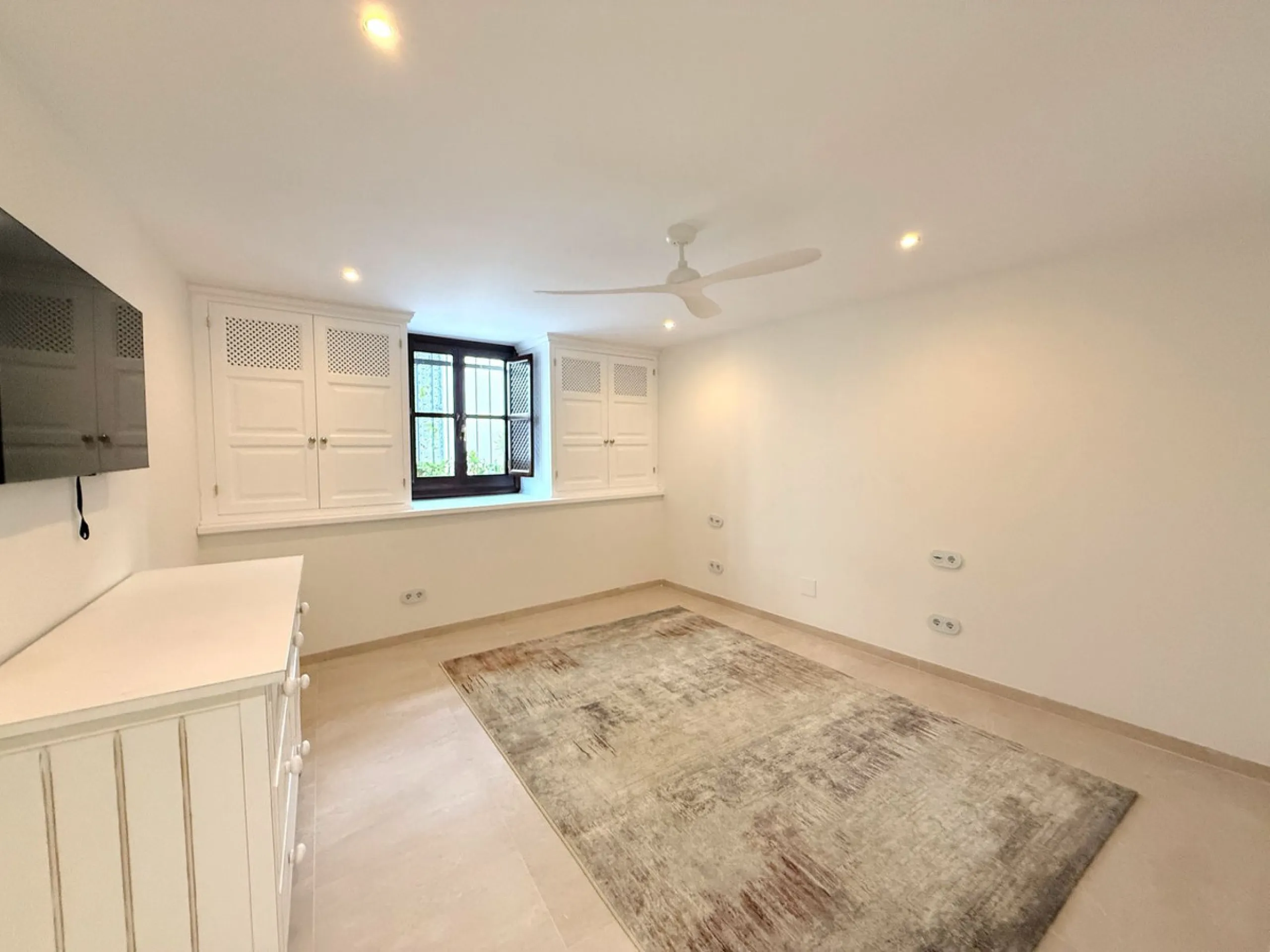 A divine property located in a prime location just off the famous Golden Mile, close to the Mosque and with Puente Romano at the end of the road within walking distance. You couldn't ask for a more convenient situation for a family home. Surrounded by gol