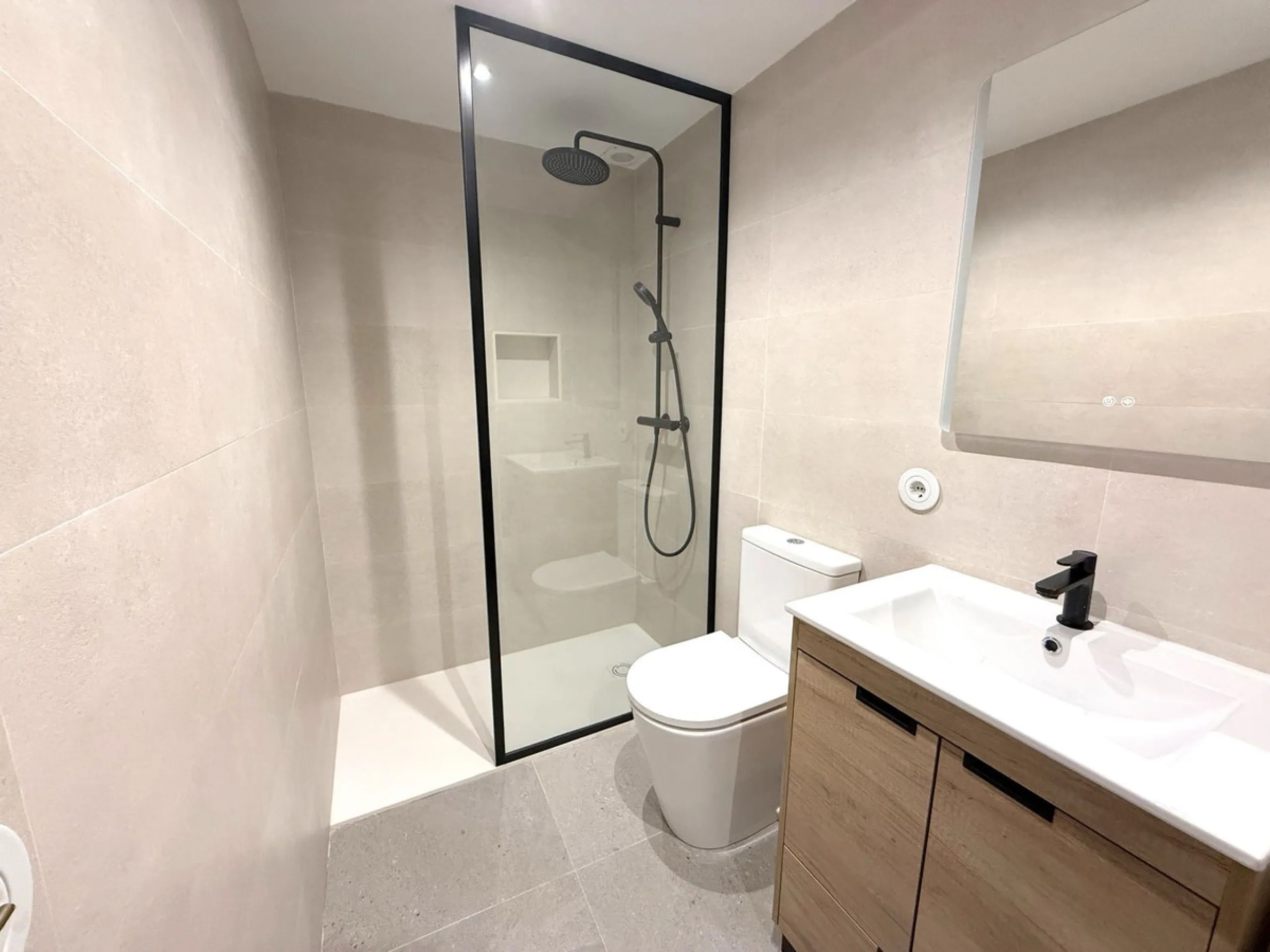 A divine property located in a prime location just off the famous Golden Mile, close to the Mosque and with Puente Romano at the end of the road within walking distance. You couldn't ask for a more convenient situation for a family home. Surrounded by gol