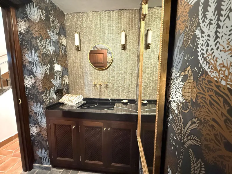 A divine property located in a prime location just off the famous Golden Mile, close to the Mosque and with Puente Romano at the end of the road within walking distance. You couldn't ask for a more convenient situation for a family home. Surrounded by gol