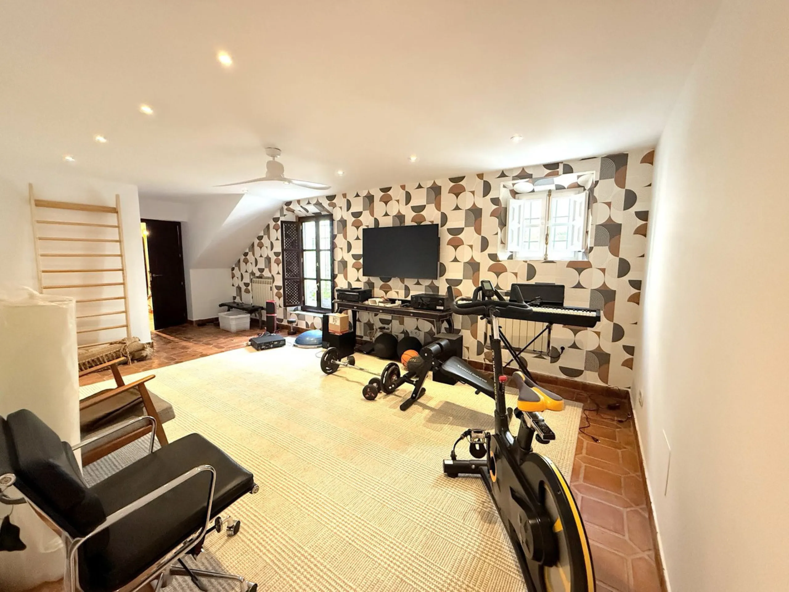 A divine property located in a prime location just off the famous Golden Mile, close to the Mosque and with Puente Romano at the end of the road within walking distance. You couldn't ask for a more convenient situation for a family home. Surrounded by gol