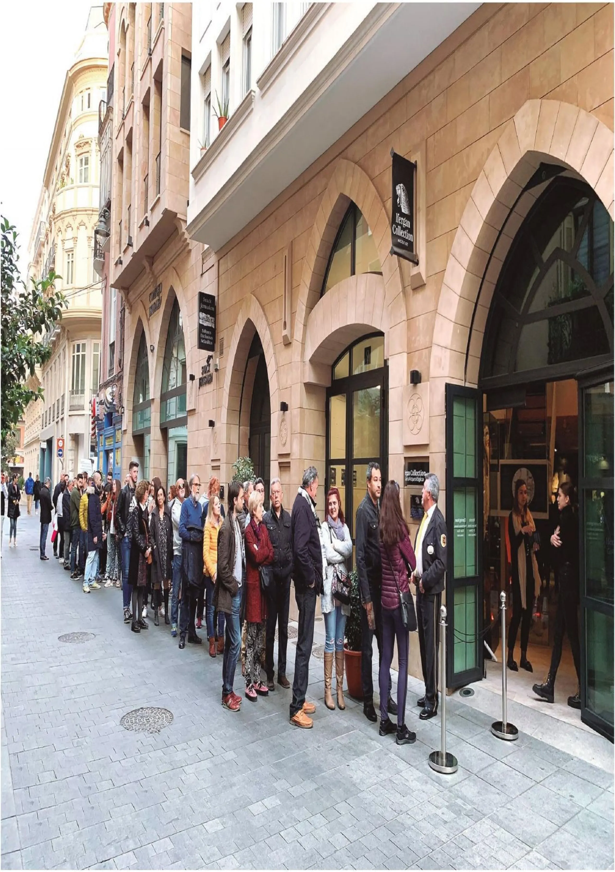 Located in Historic centre of Malaga, in one of the best areas of the city, this spacious commercial of 156 m2 built and 126 m2 mezzanine floor, is perfect for a wide variety of businesses.