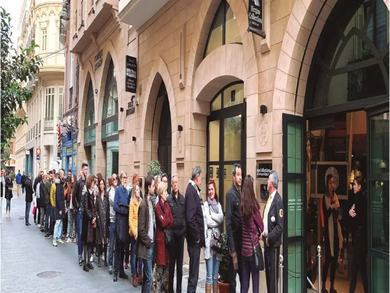 Located in Historic centre of Malaga, in one of the best areas of the city, this spacious commercial of 156 m2 built and 126 m2 mezzanine floor, is perfect for a wide variety of businesses.