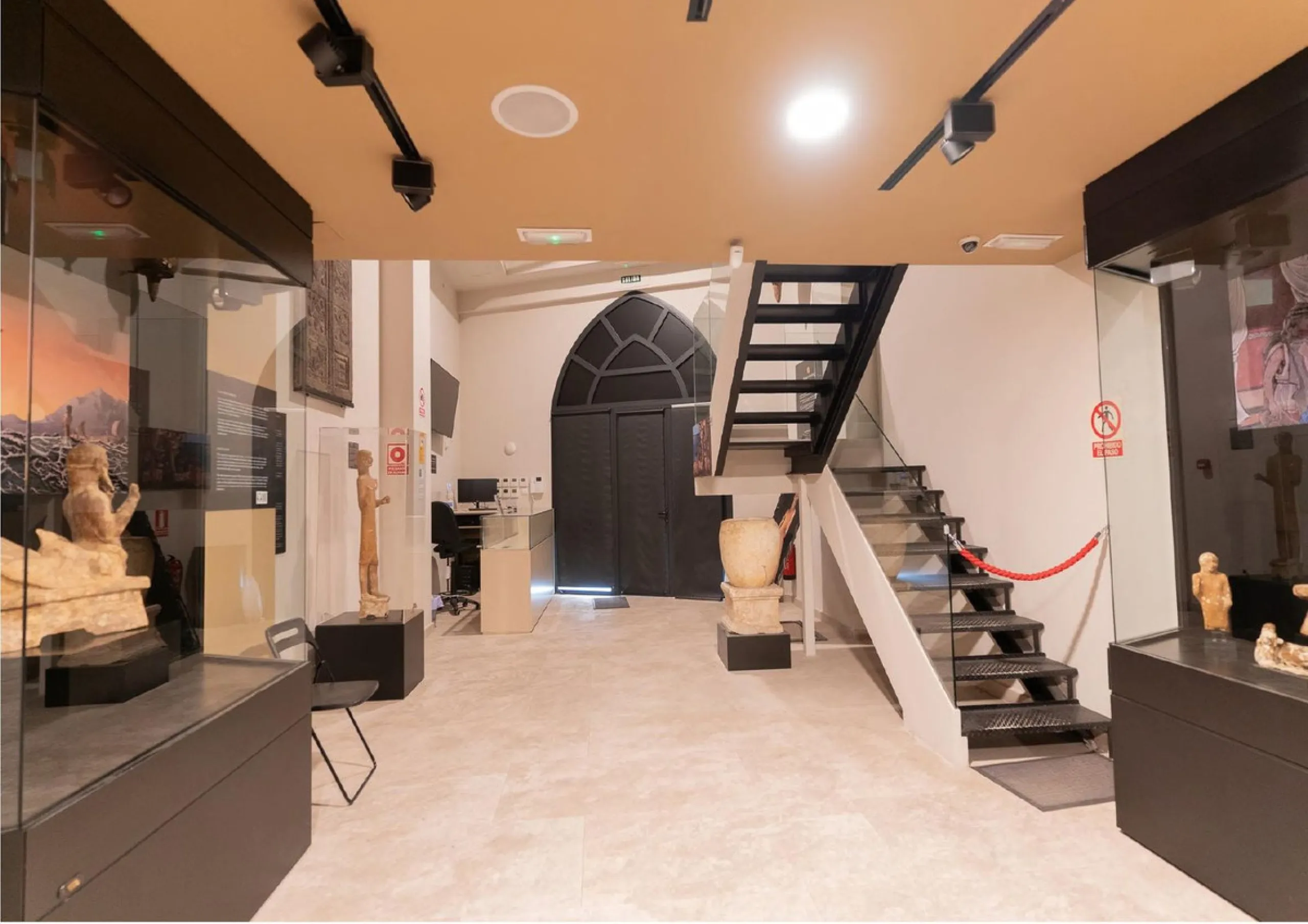 Located in Historic centre of Malaga, in one of the best areas of the city, this spacious commercial of 156 m2 built and 126 m2 mezzanine floor, is perfect for a wide variety of businesses.