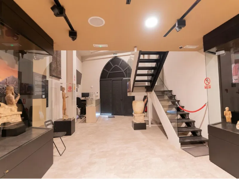 Located in Historic centre of Malaga, in one of the best areas of the city, this spacious commercial of 156 m2 built and 126 m2 mezzanine floor, is perfect for a wide variety of businesses.