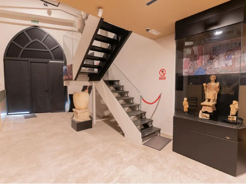 Located in Historic centre of Malaga, in one of the best areas of the city, this spacious commercial of 156 m2 built and 126 m2 mezzanine floor, is perfect for a wide variety of businesses.