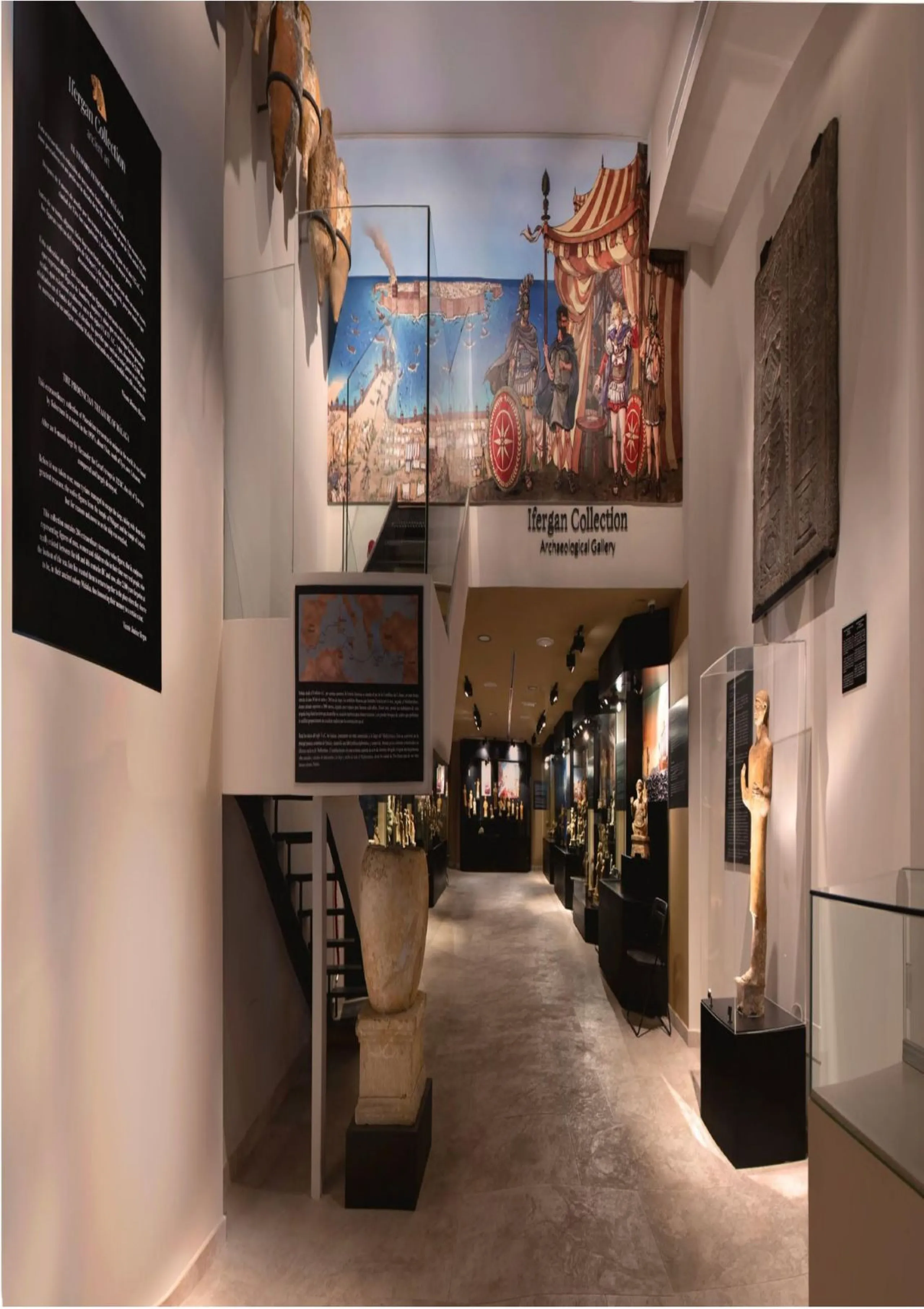 Located in Historic centre of Malaga, in one of the best areas of the city, this spacious commercial of 156 m2 built and 126 m2 mezzanine floor, is perfect for a wide variety of businesses.