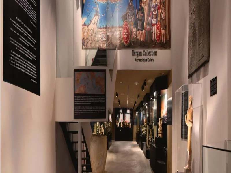Located in Historic centre of Malaga, in one of the best areas of the city, this spacious commercial of 156 m2 built and 126 m2 mezzanine floor, is perfect for a wide variety of businesses.