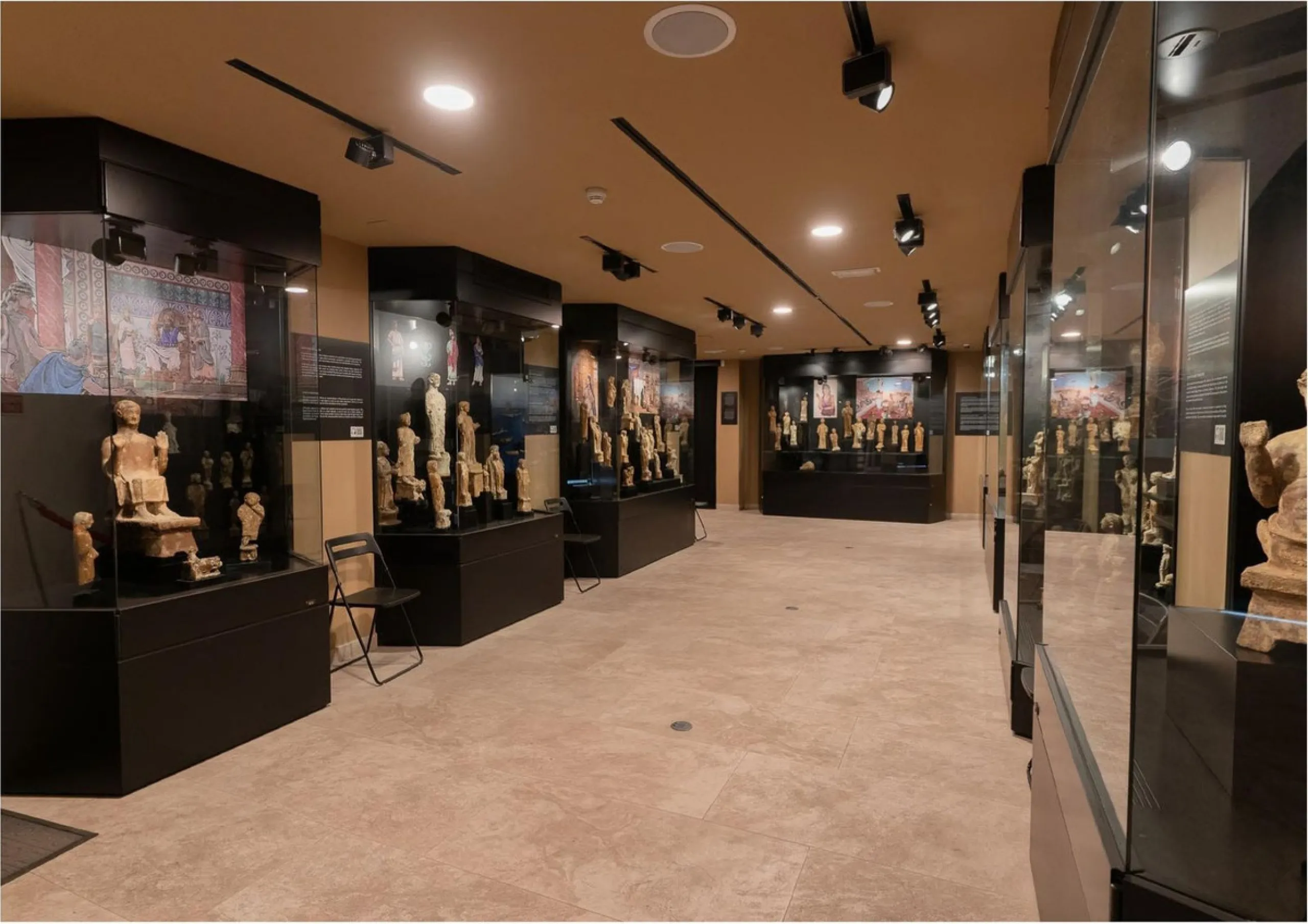 Located in Historic centre of Malaga, in one of the best areas of the city, this spacious commercial of 156 m2 built and 126 m2 mezzanine floor, is perfect for a wide variety of businesses.