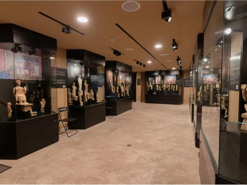 Located in Historic centre of Malaga, in one of the best areas of the city, this spacious commercial of 156 m2 built and 126 m2 mezzanine floor, is perfect for a wide variety of businesses.