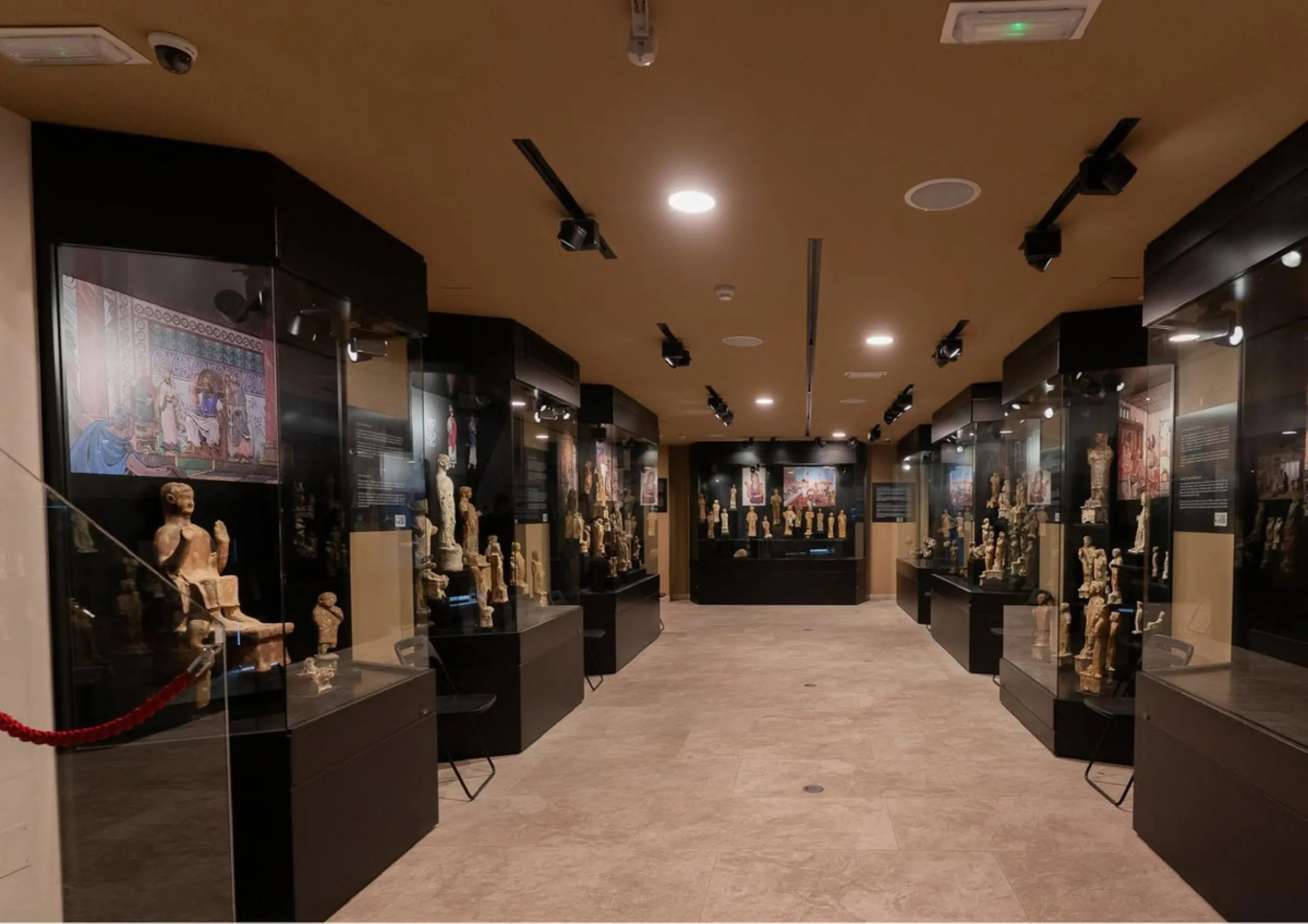 Located in Historic centre of Malaga, in one of the best areas of the city, this spacious commercial of 156 m2 built and 126 m2 mezzanine floor, is perfect for a wide variety of businesses.