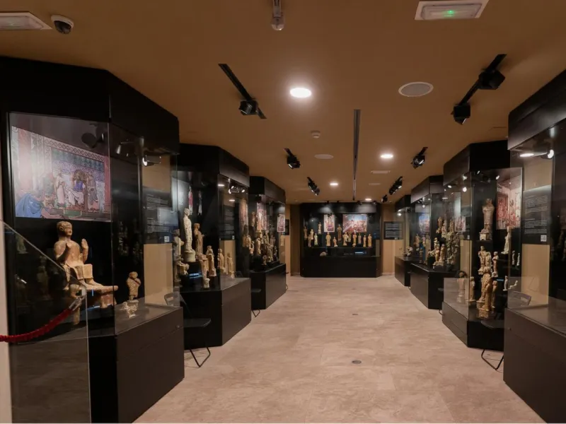 Located in Historic centre of Malaga, in one of the best areas of the city, this spacious commercial of 156 m2 built and 126 m2 mezzanine floor, is perfect for a wide variety of businesses.