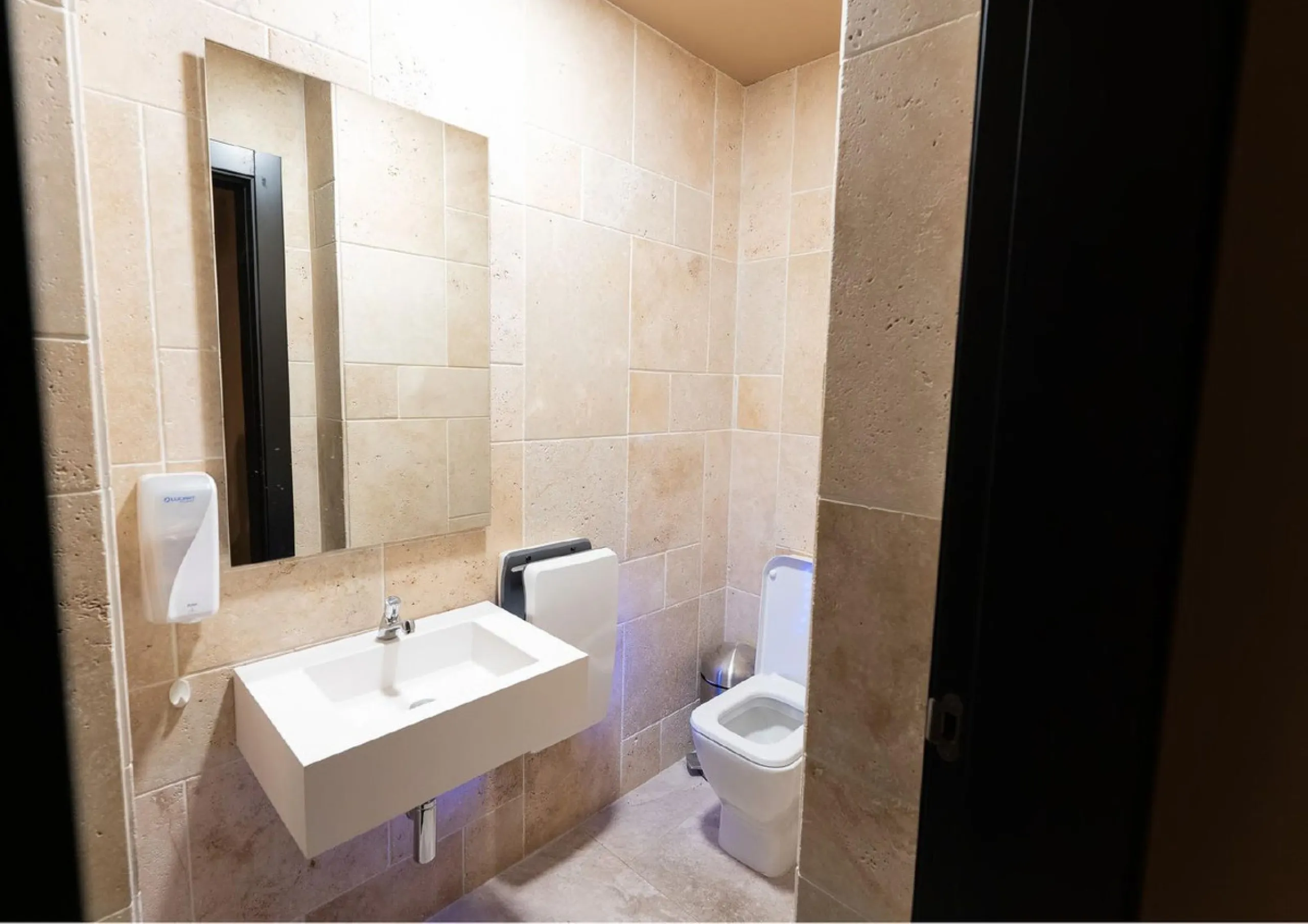 Located in Historic centre of Malaga, in one of the best areas of the city, this spacious commercial of 156 m2 built and 126 m2 mezzanine floor, is perfect for a wide variety of businesses.