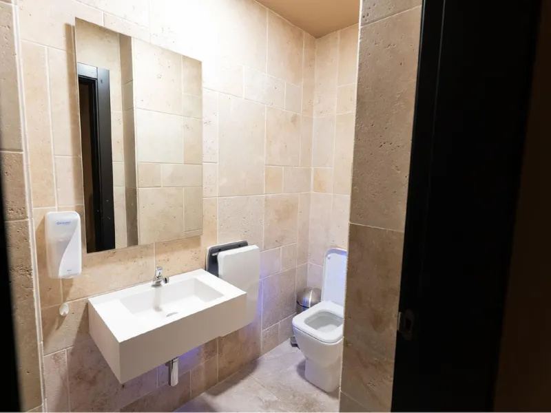 Located in Historic centre of Malaga, in one of the best areas of the city, this spacious commercial of 156 m2 built and 126 m2 mezzanine floor, is perfect for a wide variety of businesses.