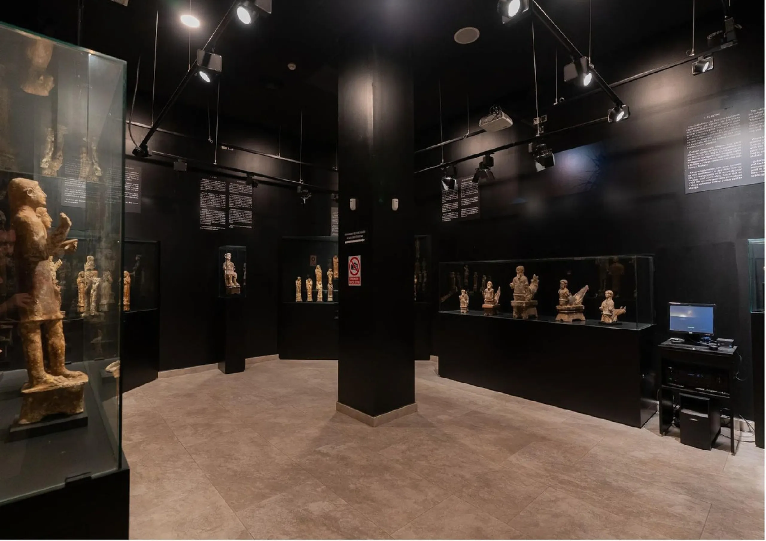 Located in Historic centre of Malaga, in one of the best areas of the city, this spacious commercial of 156 m2 built and 126 m2 mezzanine floor, is perfect for a wide variety of businesses.