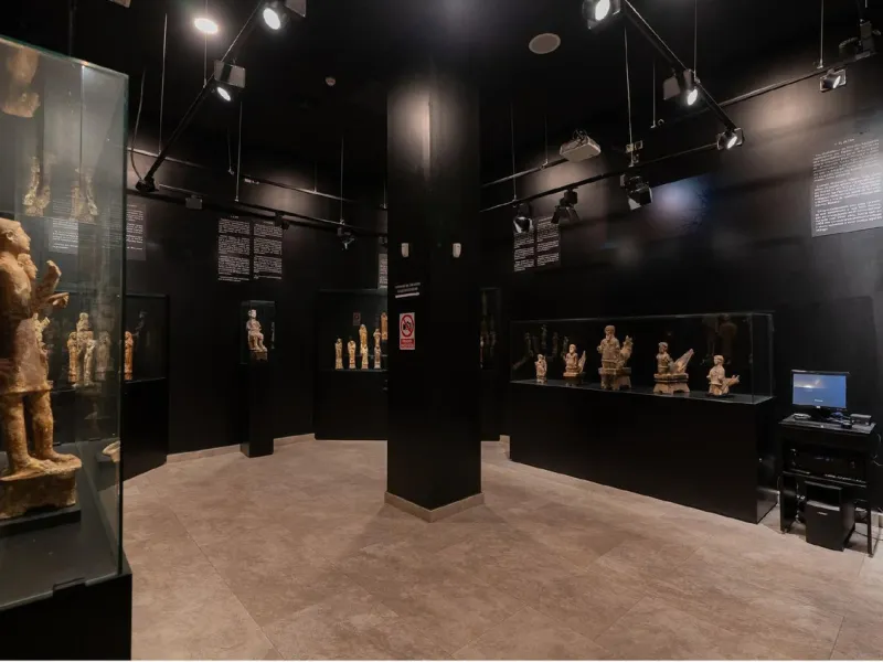 Located in Historic centre of Malaga, in one of the best areas of the city, this spacious commercial of 156 m2 built and 126 m2 mezzanine floor, is perfect for a wide variety of businesses.