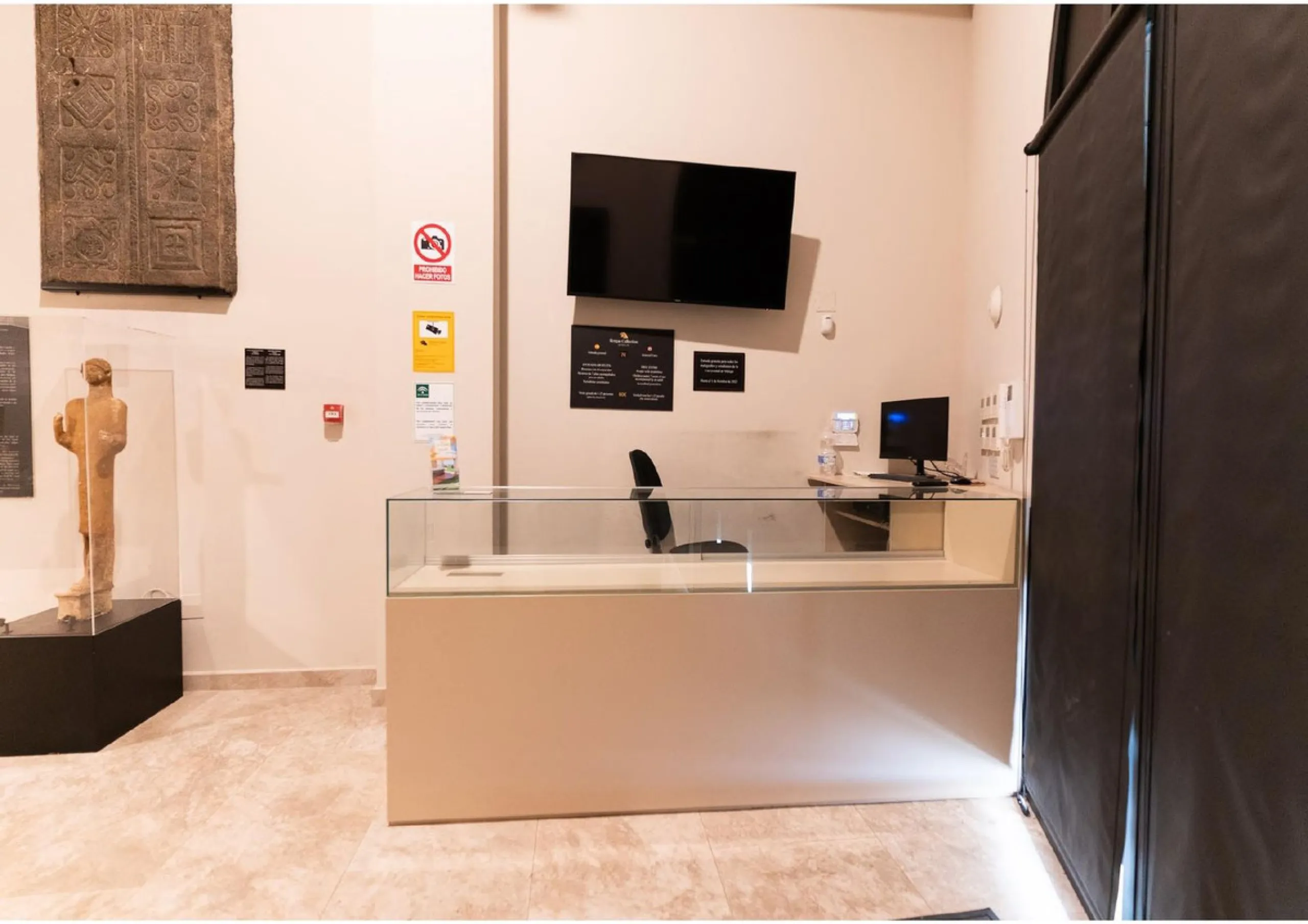 Located in Historic centre of Malaga, in one of the best areas of the city, this spacious commercial of 156 m2 built and 126 m2 mezzanine floor, is perfect for a wide variety of businesses.