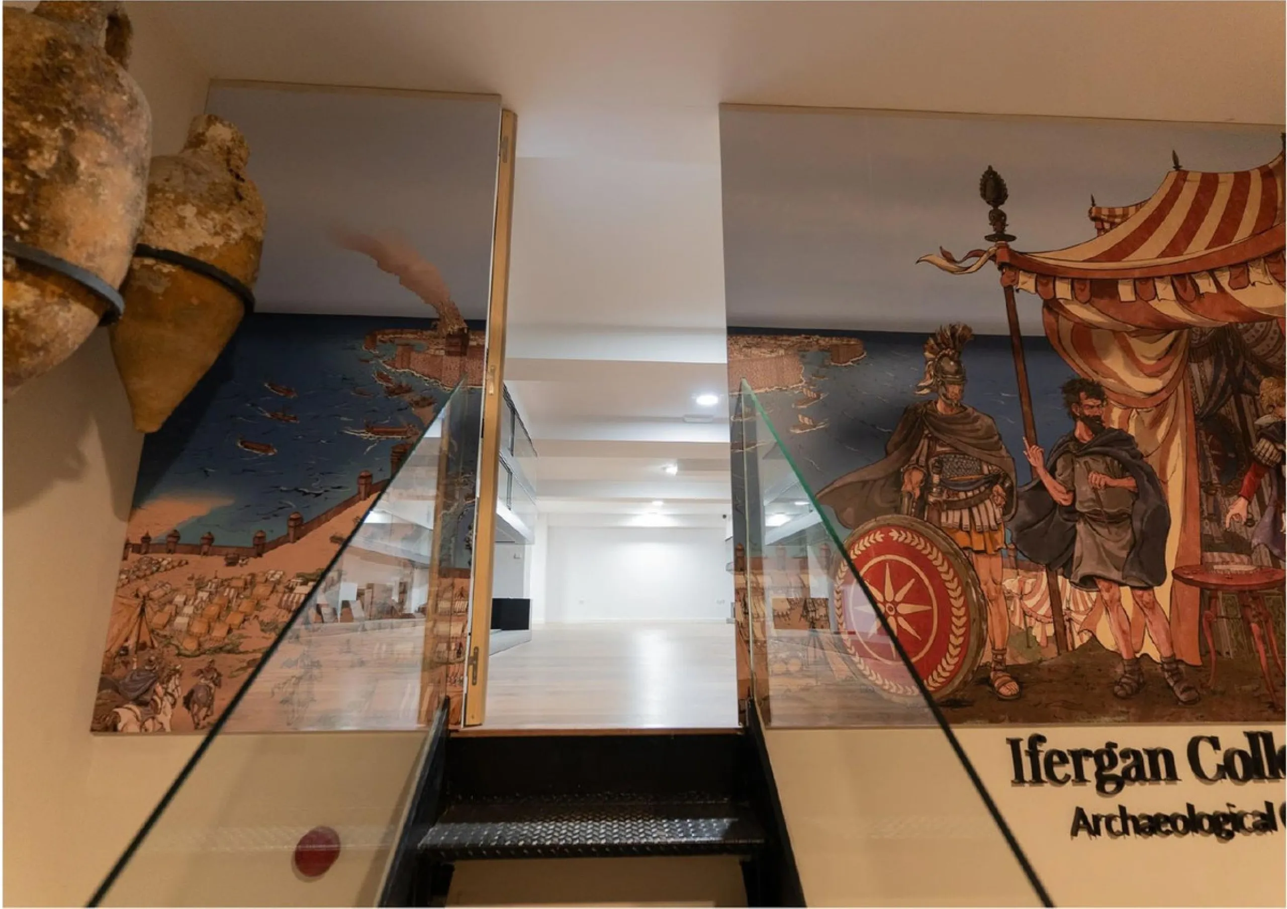 Located in Historic centre of Malaga, in one of the best areas of the city, this spacious commercial of 156 m2 built and 126 m2 mezzanine floor, is perfect for a wide variety of businesses.