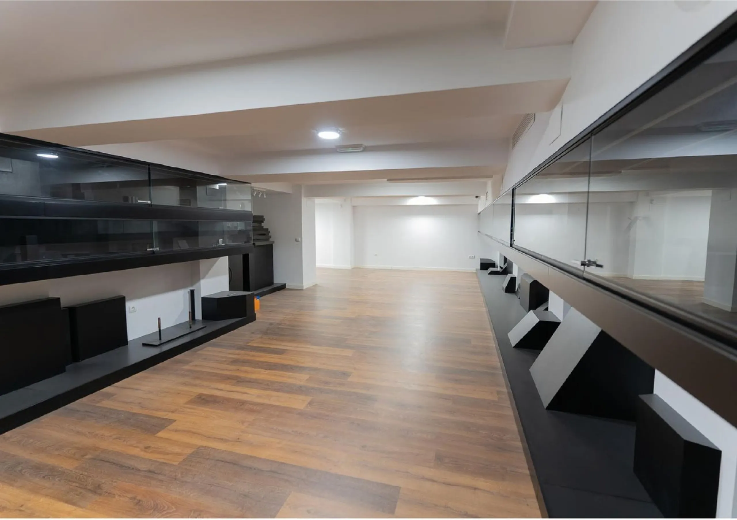Located in Historic centre of Malaga, in one of the best areas of the city, this spacious commercial of 156 m2 built and 126 m2 mezzanine floor, is perfect for a wide variety of businesses.