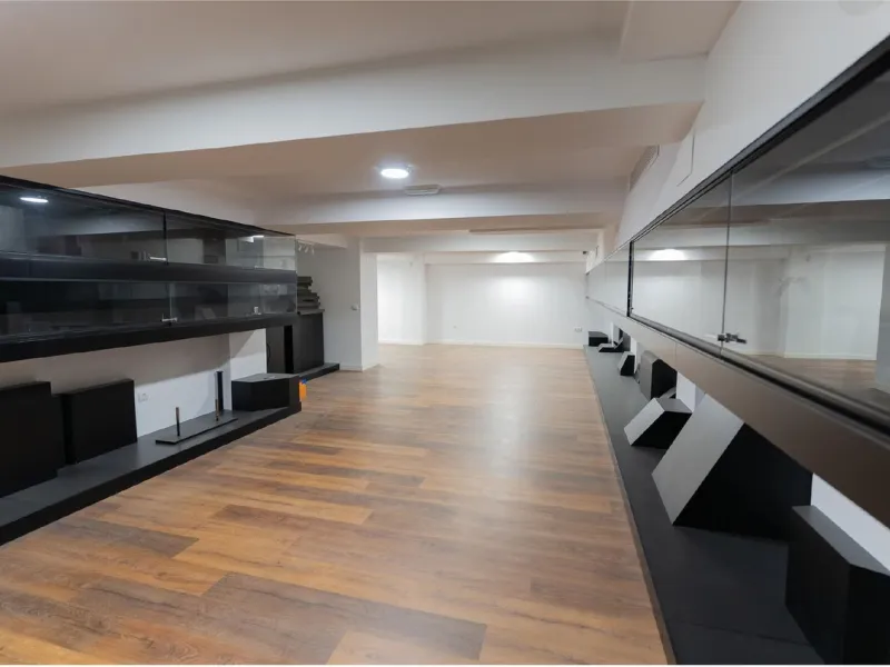 Located in Historic centre of Malaga, in one of the best areas of the city, this spacious commercial of 156 m2 built and 126 m2 mezzanine floor, is perfect for a wide variety of businesses.
