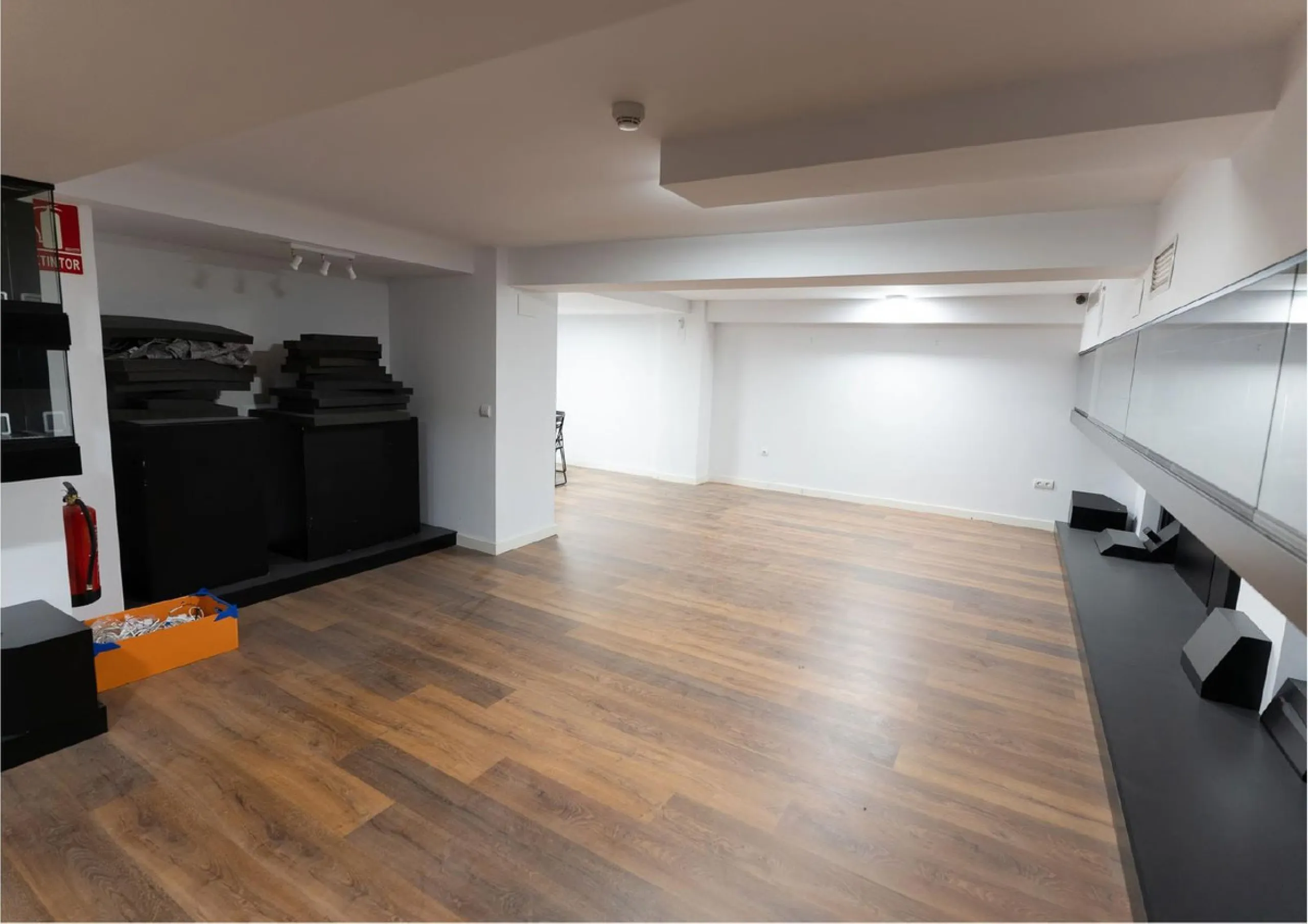 Located in Historic centre of Malaga, in one of the best areas of the city, this spacious commercial of 156 m2 built and 126 m2 mezzanine floor, is perfect for a wide variety of businesses.