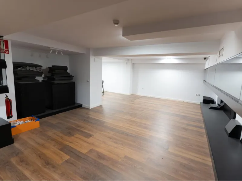 Located in Historic centre of Malaga, in one of the best areas of the city, this spacious commercial of 156 m2 built and 126 m2 mezzanine floor, is perfect for a wide variety of businesses.