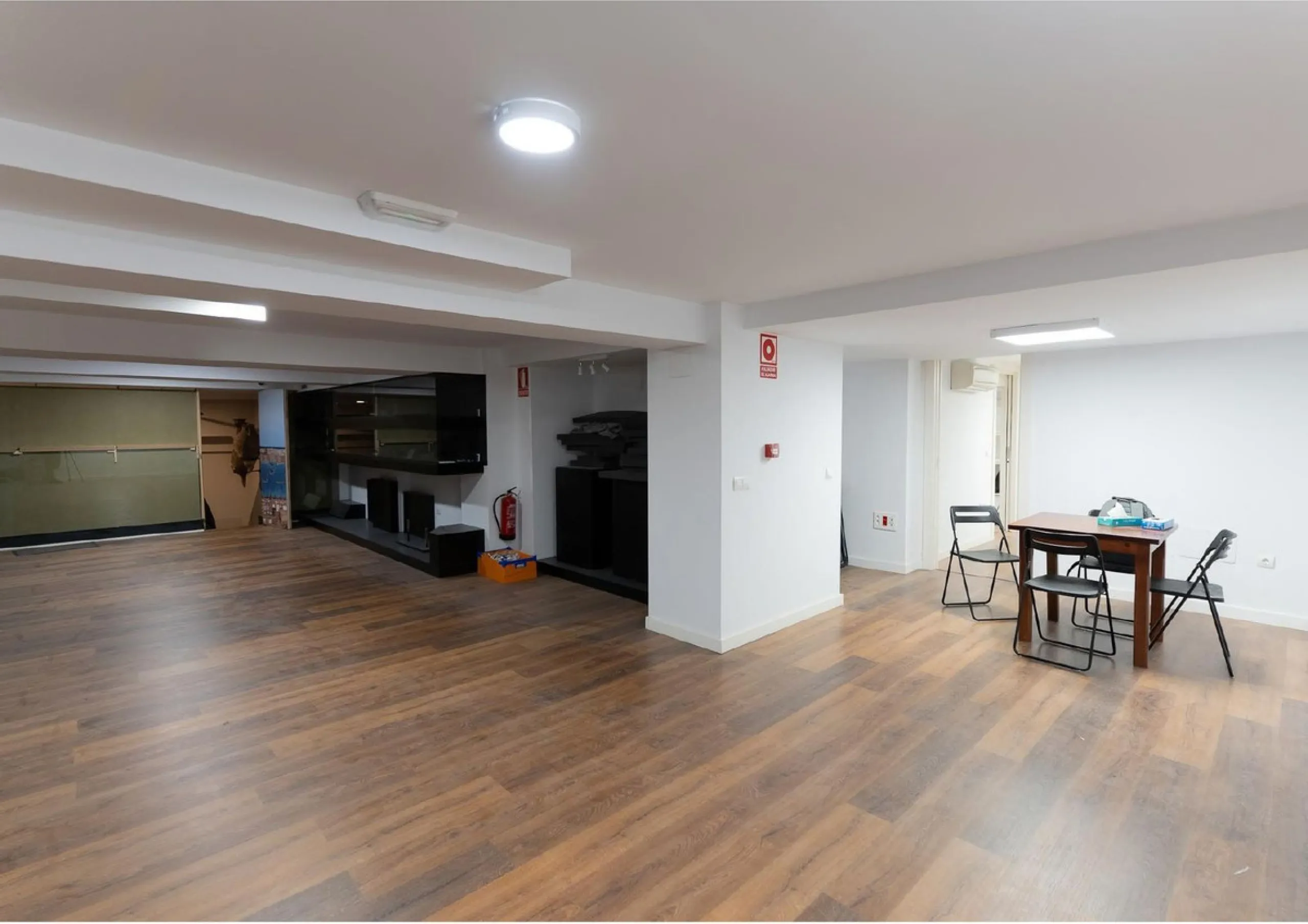 Located in Historic centre of Malaga, in one of the best areas of the city, this spacious commercial of 156 m2 built and 126 m2 mezzanine floor, is perfect for a wide variety of businesses.